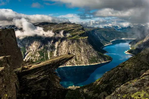 Escursione da brivido sulla Roccia Trolltunga in Norvegia