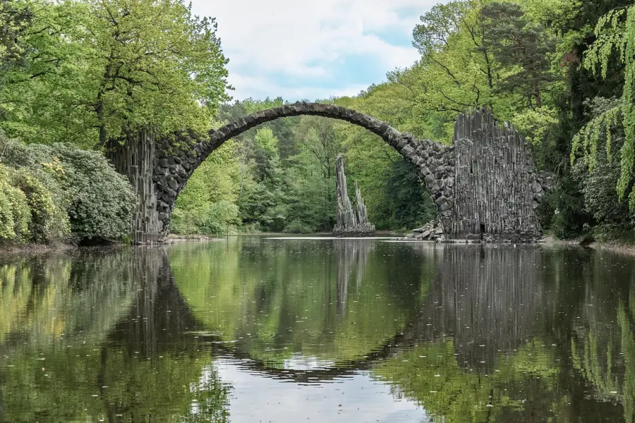 Un'escursione sul ponte del Diavolo nel parco di Kromlau