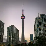 Una passeggiata da brivido sulla CN Tower a Toronto